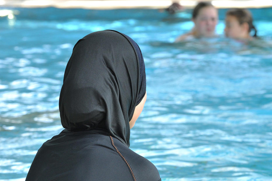 Das Pestalozzi-Gymnasium in Herne hat für muslimische Mädchen Burkinis für den Schwimmunterricht besorgt. (Symbolbild)
