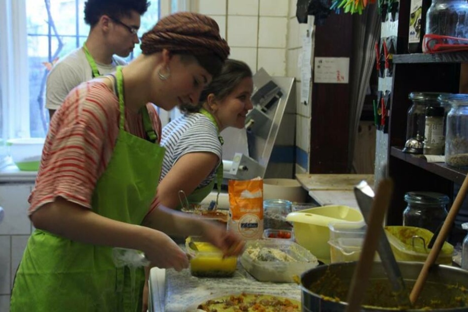 Ehrenamtliche Mitarbeiter backen Euch im Pizza Lab täglich vegane Pizza.