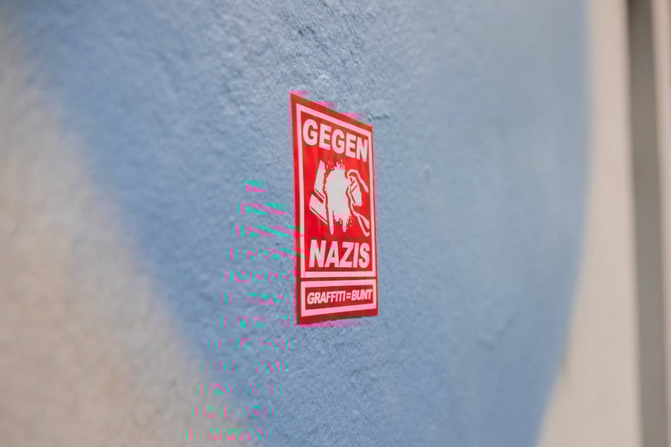 Auf einem der Herzen klebt mittlerweile ein Aufkleber mit der Aufschrift "Gegen Nazis".