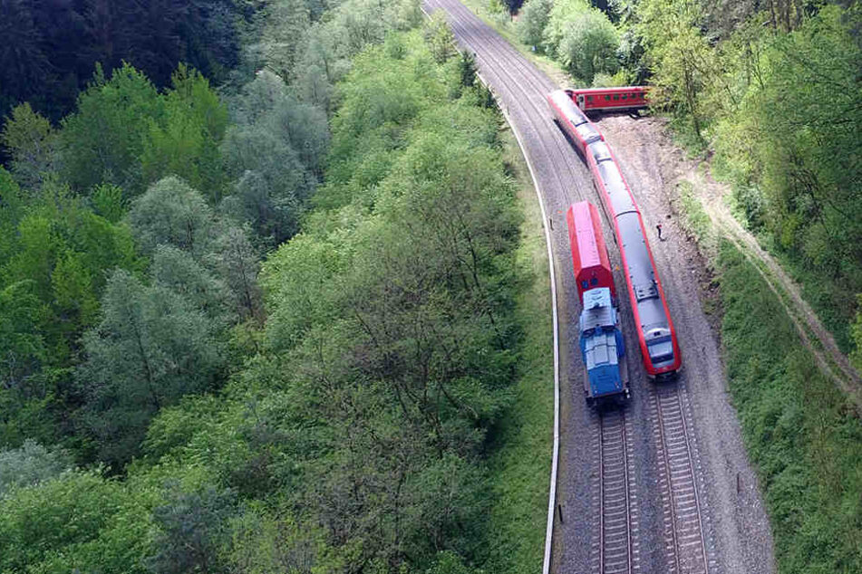 Der Zug war nach einem Unwetter in eine Schlammlawine gefahren.