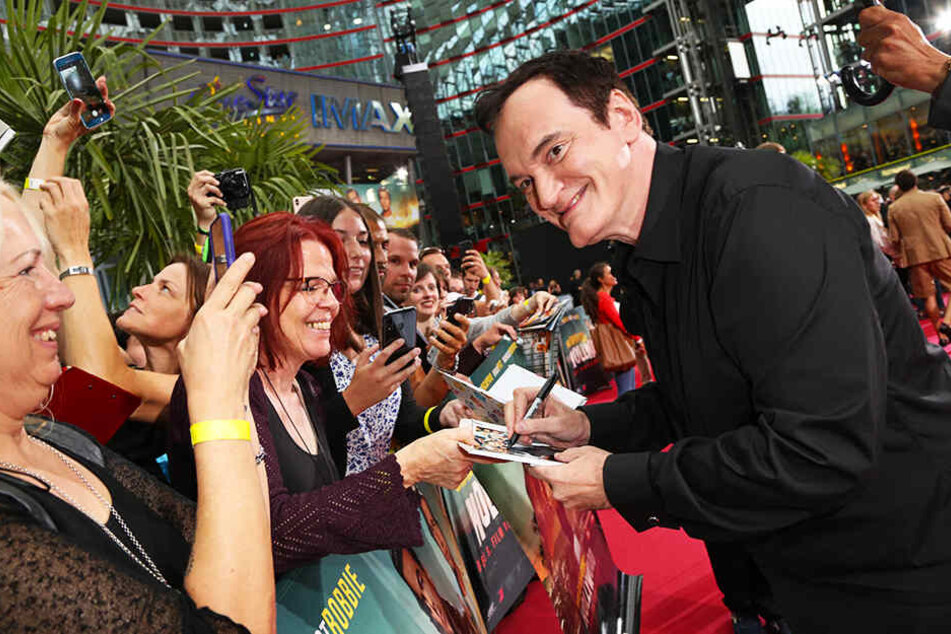 Autogramme und Bilder von Quentin Tarantino: Der Regisseur hautnah bei den Fans im Rahmen der Deutschlandpremiere seines Filmes im Sony Center in Berlin.