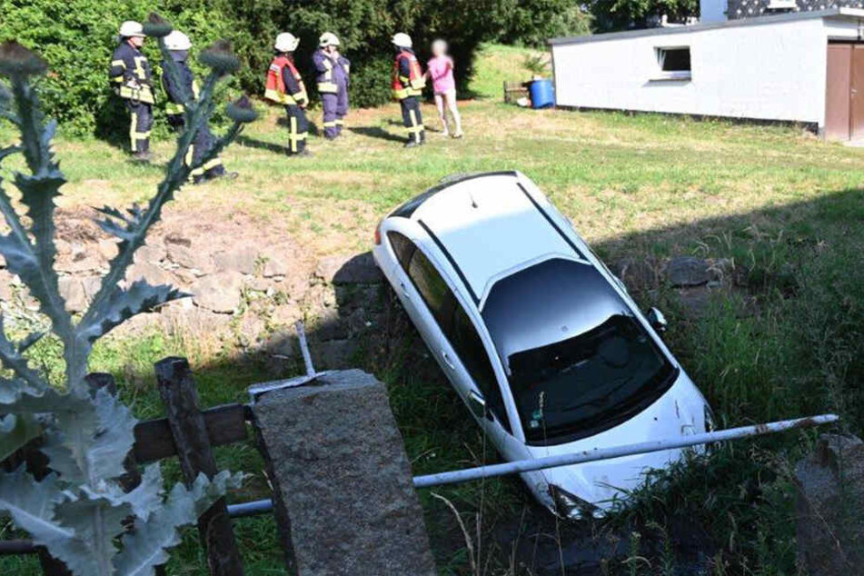 Das Fahrzeug war in den Bach gerollt.