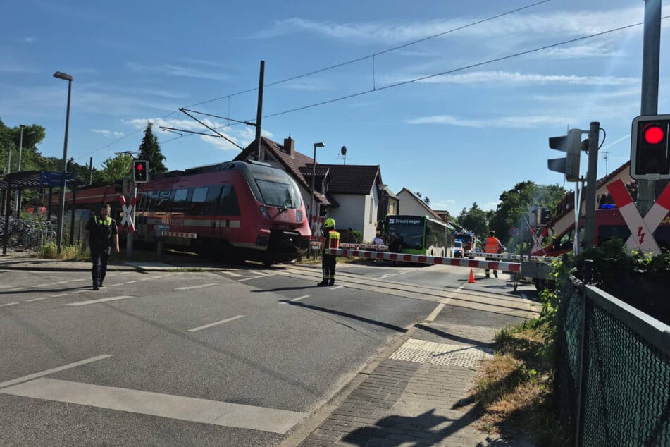 Der 85-Jährige soll trotz geschlossener Bahnschranken versucht haben, die Gleise zu überqueren.