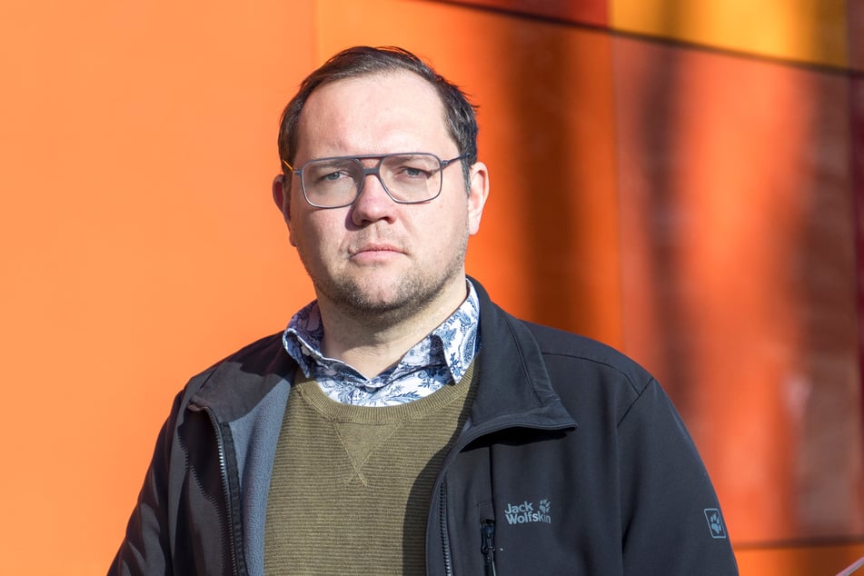 Falk Hentschel (39), Inhaber der Immobilie am Marktplatz in Radeburg, verweist auf die vertraglich vereinbarte Miete und hat das Wasser abgestellt.