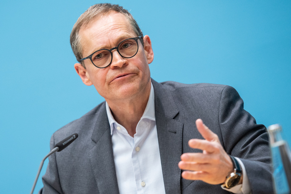 Berlins Regierender Bürgermeister Michael Müller (SPD) hat davor gewarnt, in der Debatte um die Lockerung von Beschränkungen das Corona-Infektionsgeschehen außer Acht zu lassen.
