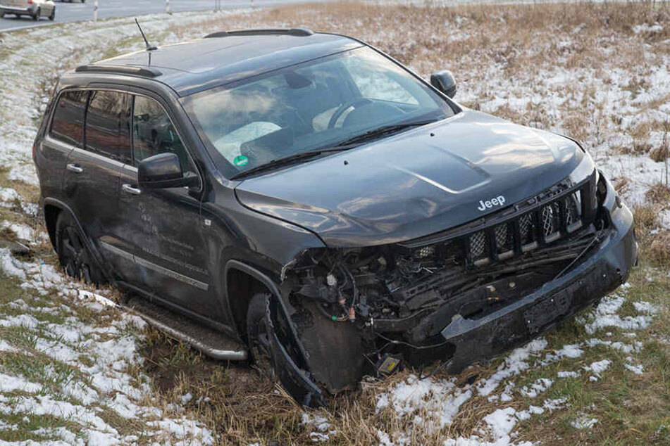 Der Jeep landete im Straßengraben.