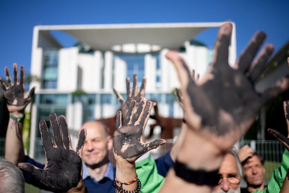 Vor dem Kanzleramt startete die Protestaktion von Greenpeace, BUND und Campact. (Archivbild)