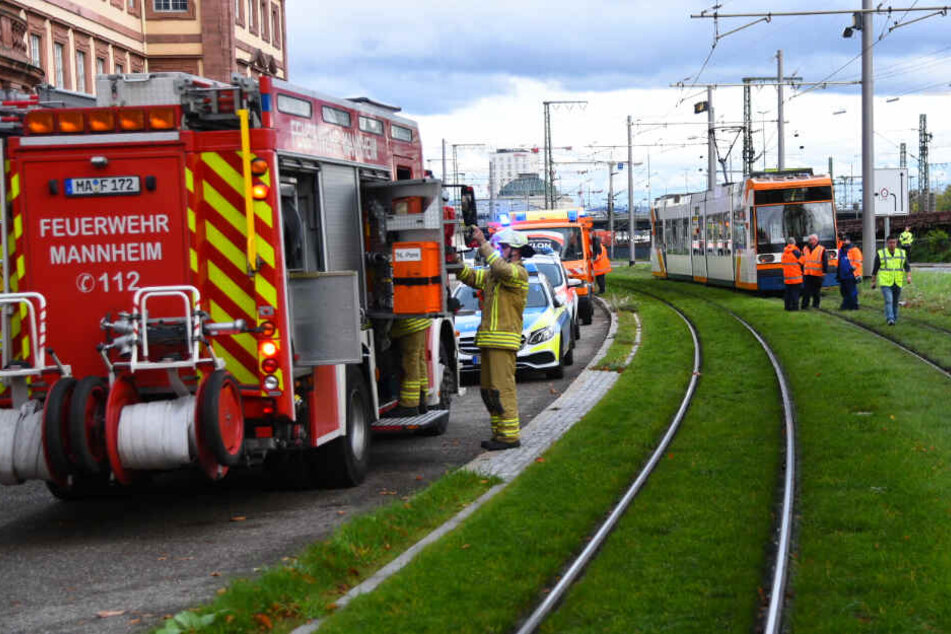 Einsatzkräfte an der Unfallstelle.