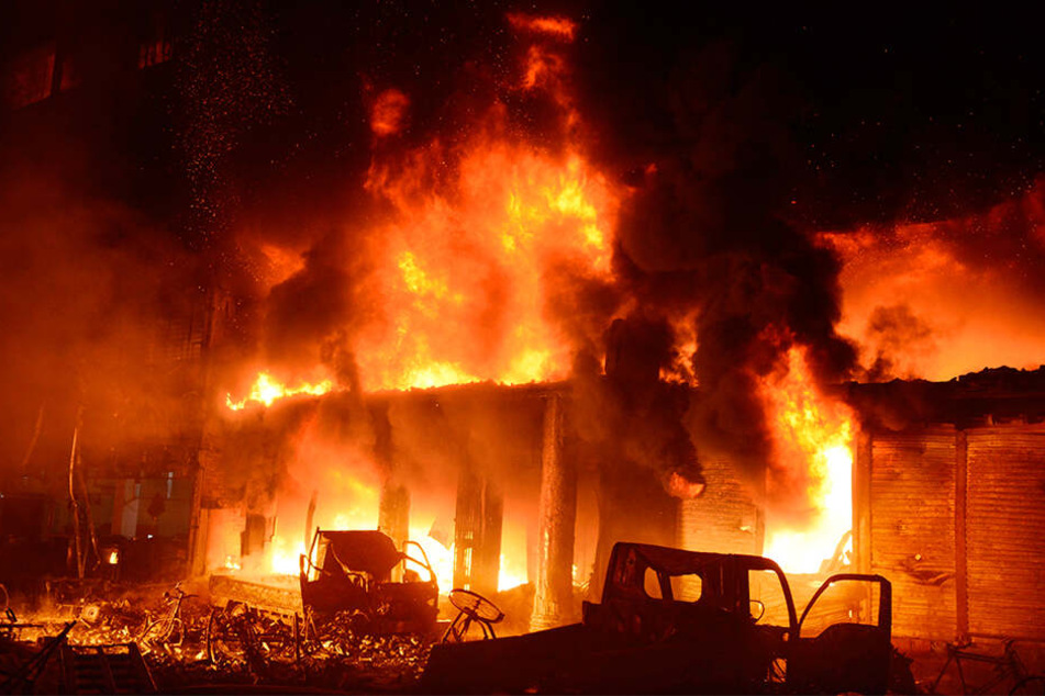 Die Flammen breiteten sich rasend schnell aus.