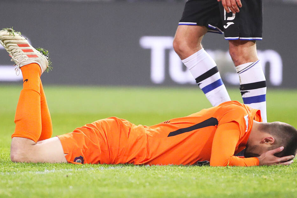Enttäuschung pur" Dimitrij Nazarov hatte kurz nach seiner Einwechslung das 1:1 auf dem Kopf, verzog aber knapp. Danach sank er auf den Rasen.