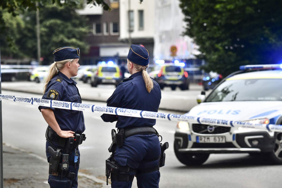 Polizisten sichern eine Straße in Malmö.