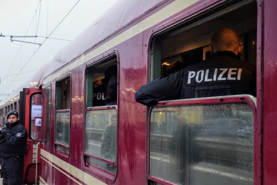 Der Zug steht auf dem Bahnhof in Greven, nachdem er dort von der Polizei gestoppt wurde.