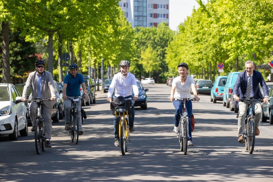 Im Juni sind OB Dirk Hilbert (49, FDP, l.) und Baubürgermeister Stephan Kühn (41, Grüne, M.) die Strecke der künftigen Fahrradstraße schon einmal abgeradelt.