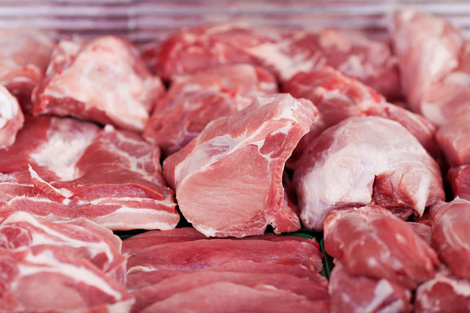 Mitarbeiter pullert aufs Fließband: Hersteller muss 23.000 Kilo Fleisch vernichten
