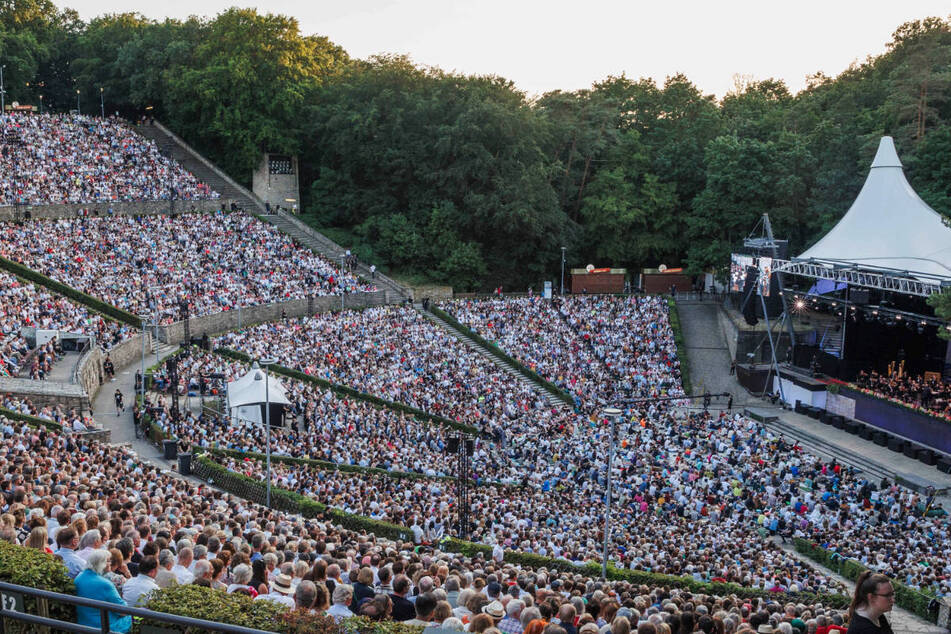 Dua Lipa freut sich auf ihr Konzert in der Berliner Waldbühne, die sie als ikonischen Veranstaltungsort bezeichnet.