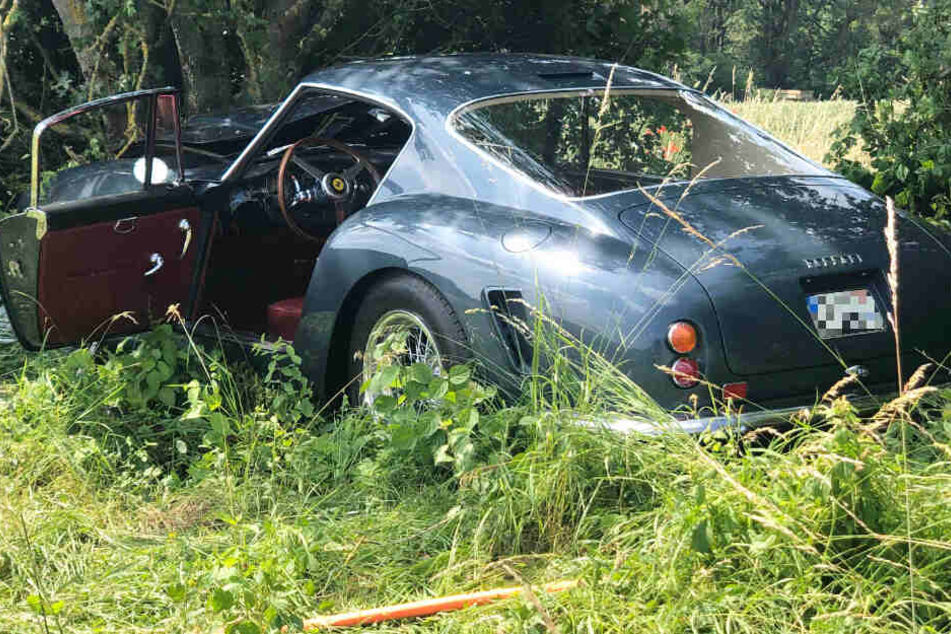 Tragisches Ende eines Ausflugs: Mann kracht mit Ferrari gegen Baum und stirbt