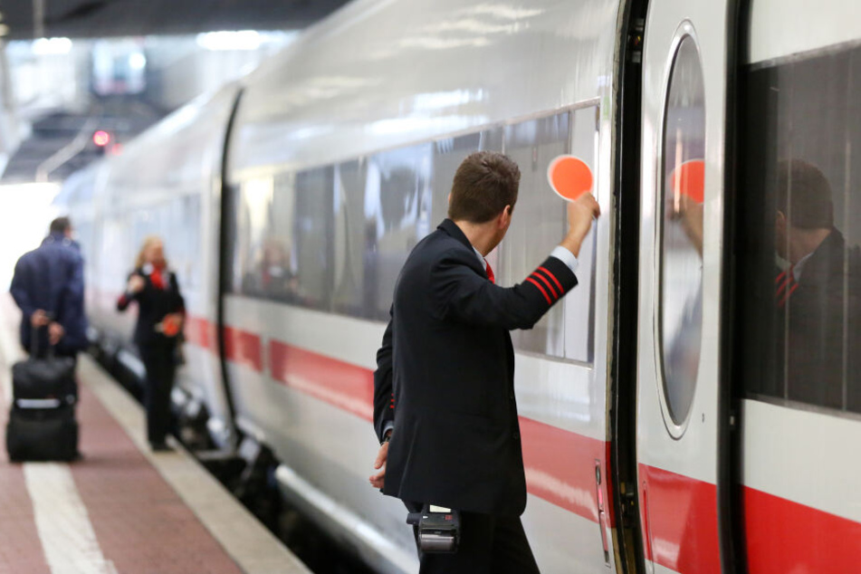 Ein Zugbegleiter der Deutschen Bahn. (Symbolbild)