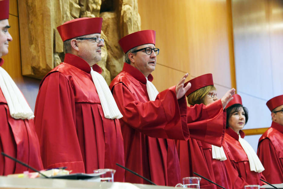 Der Zweite Senat des Bundesverfassungsgerichts, v.l. Peter Müller, Peter M. Huber, Andreas Voßkuhle (Vorsitzender des Senats und Präsident des Gerichts), Monika Hermanns, Sibylle Kessal-Wulf und Ulrich Maidowski, eröffnet die mündliche Verhandlung zum Str