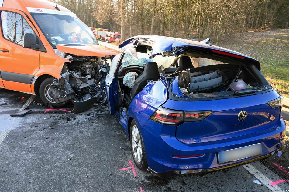 Durch den Aufprall haben beide Autos einen Totalschaden.