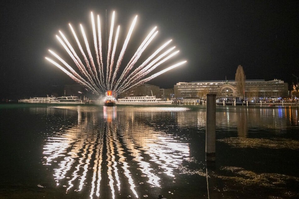 Mit einem Feuerwerk und dem "Urknall" startete die Luzerner Fasnacht am frühen Morgen.