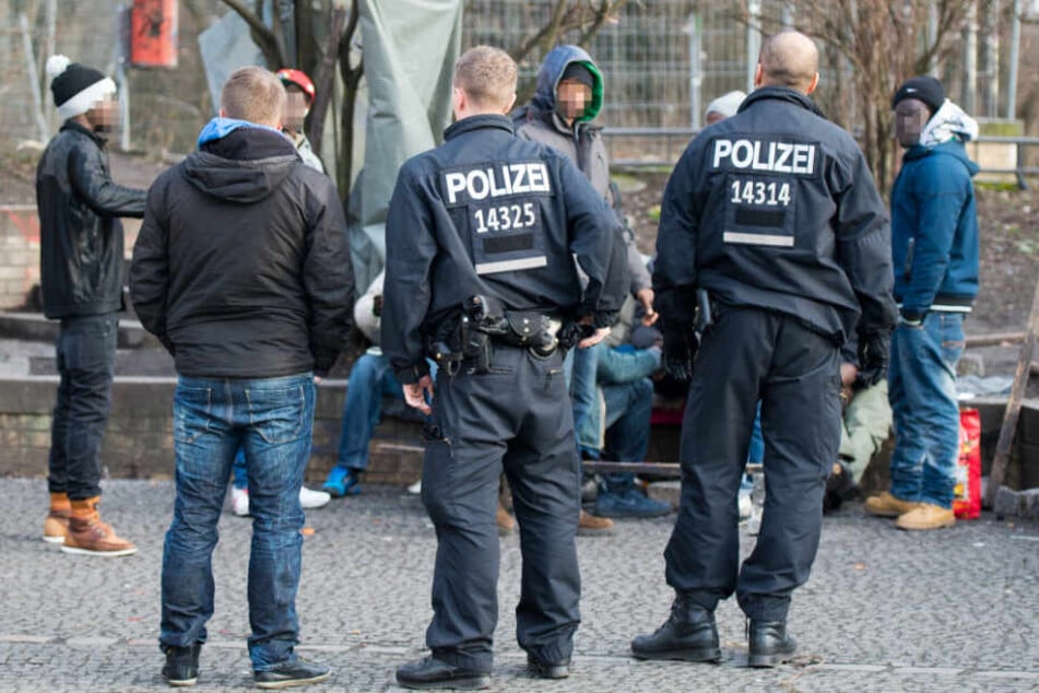Polizisten überprüfen mutmaßliche Drogenhändler und deren Besucher im Görlitzer Park in Berlin. (Archivbild)