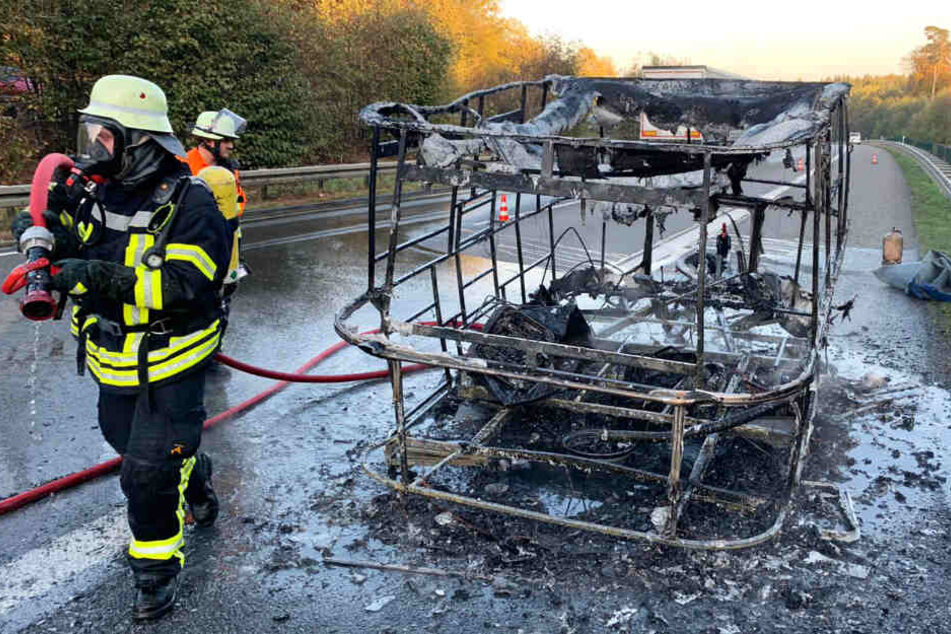 Nur verkohlte Trümmer blieben von dem Wohnwagen übrig.