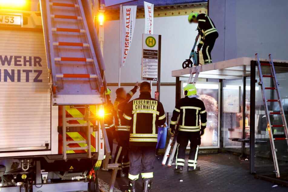 Auf einer Bushaltestelle an der Sachsen-Allee befand sich ein E-Scooter.