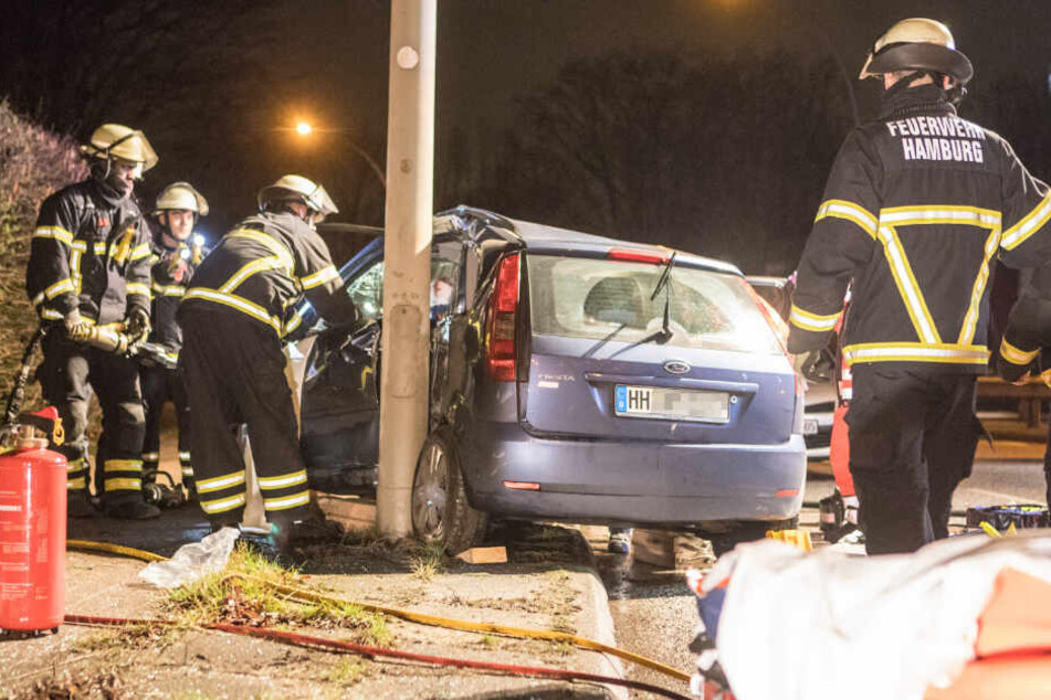 Feuerwehrleute mussten den eingeklemmten Mann aus seinem Fahrzeug befreien.