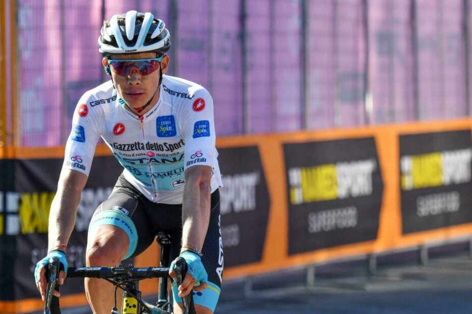 Miguel Angel Lopez Moreno aus Kolumbien vom Team Astana prügelte auf einen Fan ein.