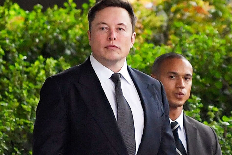 Unternehmer Elon Musk (l.) ist von einem Gericht freigesprochen worden.