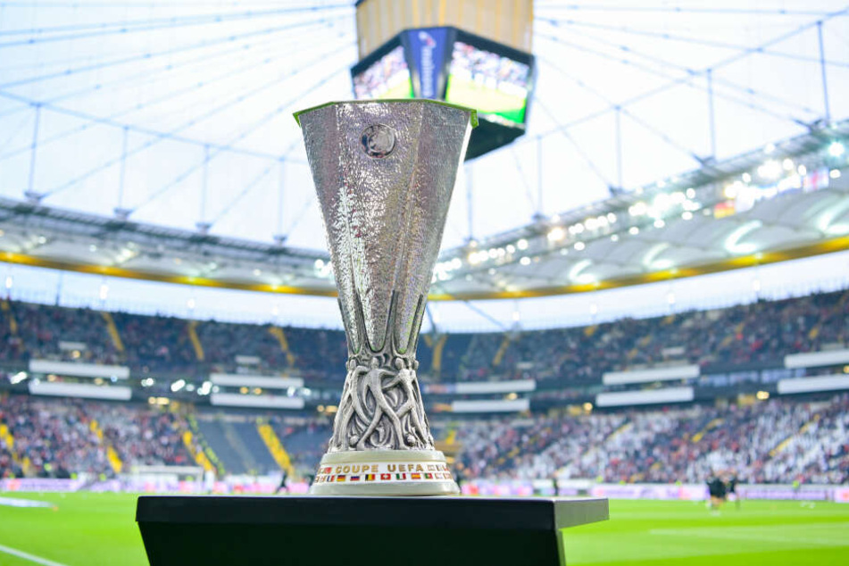 Motivationsschub: Der Europa-League-Pokal stand vor der Partie am Spielfeldrand.