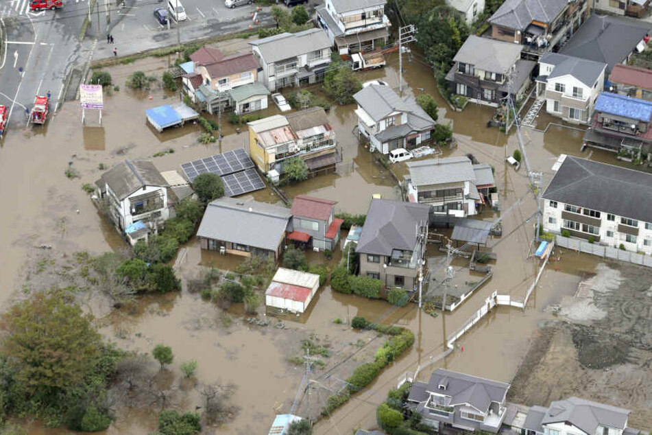 Ein Wohngebiet ist nach sintflutartigen Regenfällen in der Stadt Sakura, Präfektur Chiba, östlich von Tokio aüberflutet.