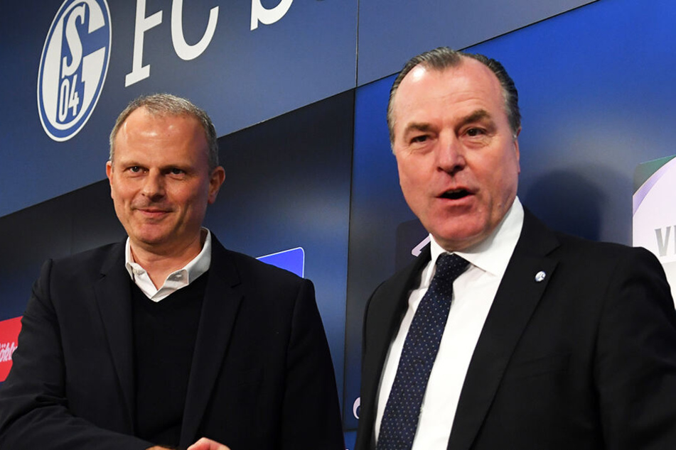 Schalkes neuer Sportvorstand Jochen Schneider (l.) und Aufsichtsratsvorsitzender Clemens Tönnies haben entschieden, dass Domenico Tedesco vorerst S04-Trainer bleibt.