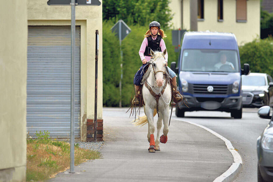 Ungewohnter Anblick: Elayn Hunger (12) kam mit dem Pferd zur Zeugnisausgabe in die Oberschule Neukirchen.
