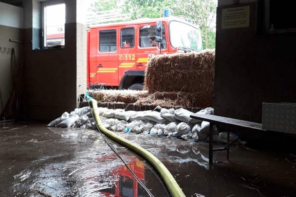 Die Feuerwehr versucht das Wasser aus dem Gebäude zu pumpen.