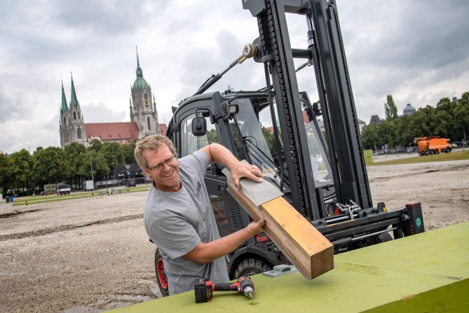 Franz Winter arbeitet auf der Baustelle des Oktoberfestes. Auf der Theresienwiese wird mit dem Aufbau des Oktoberfestes begonnen, das vom 21.09 - 06.10.2019 stattfindet.