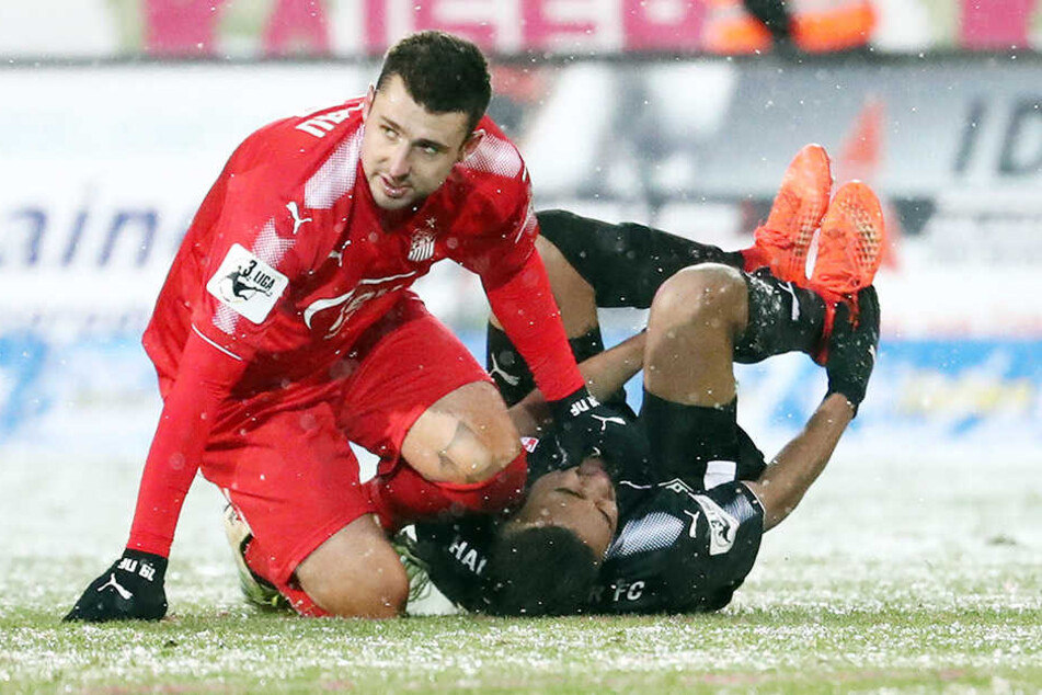 Davy Frick (l.) ist wieder spielberechtigt. Doch der Heißsporn wird wohl erst einmal auf der Bank Platz nehmen müssen.