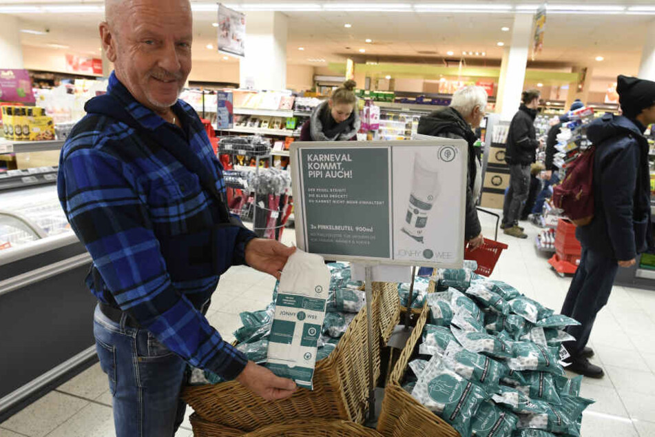 Rewe-Marktchef Udo Ridders präsentiert die "Karneval kommt- Pipi auch"-Beutel in seinem Laden am Eigelstein.