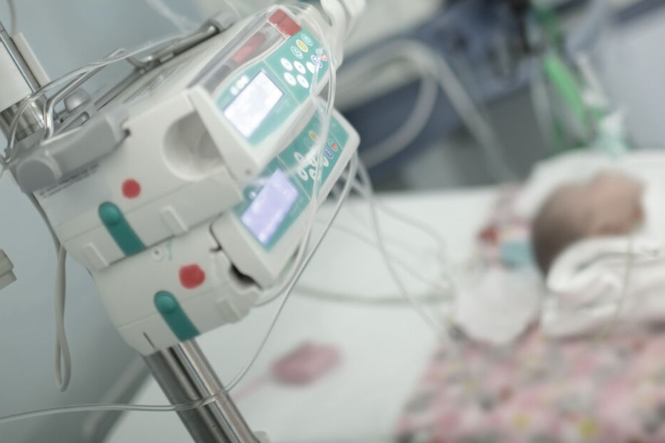 Ein kleines Baby kämpft im Krankenhaus ums Überleben. (Symbolbild)