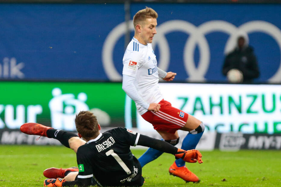 Der entscheidende Moment: nach einem unglücklichen Rückpass von Linus Wahlqvist schießt Markus Schubert Lewis Holtby an.