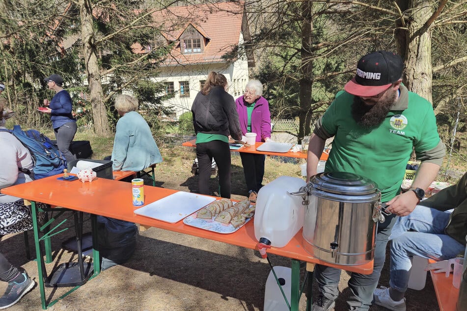 Stärkung am Diedenhainer Viadukt: Die Verpflegungsstation versorgte die Teilnehmer mit Brot, Aufstrich und Getränken - und das in großen Mengen.
