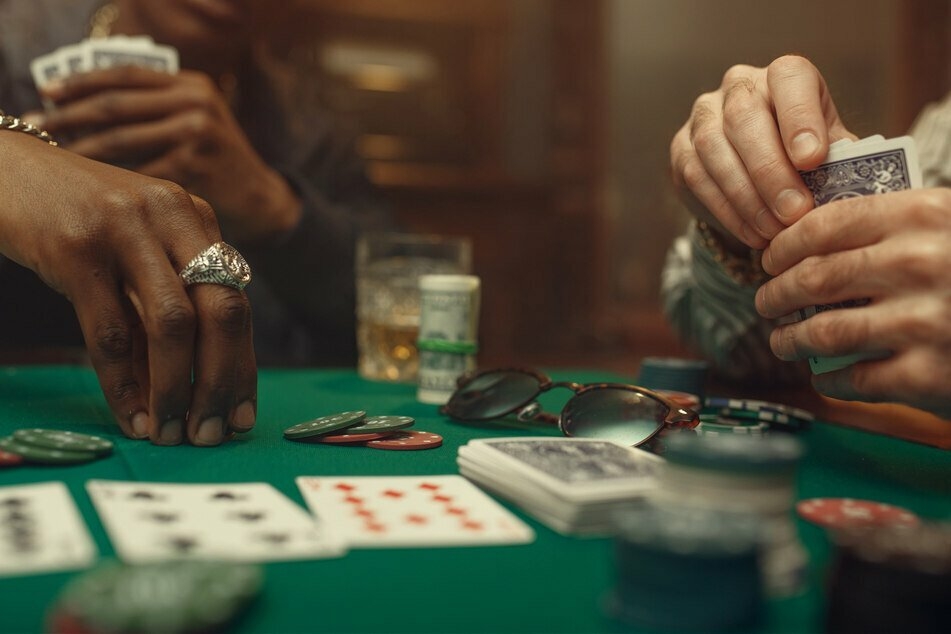 Schlechte Karten hatten die Teilnehmer einer illegalen Pokerrunde, als gegen 2.15 Uhr die Polizei auf das Treiben in der Gaststätte aufmerksam wurde. (Symbolbild)