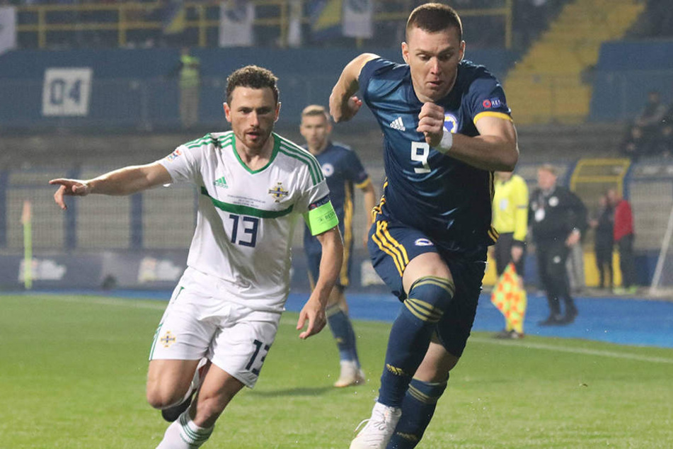 Dynamos Haris Duljevic (r.) läuft seinem Gegenspieler Corry Evans davon. Auch gegen Nordirland war Duljevic mit seinem bosnischen Nationalteam nicht zu stoppen.