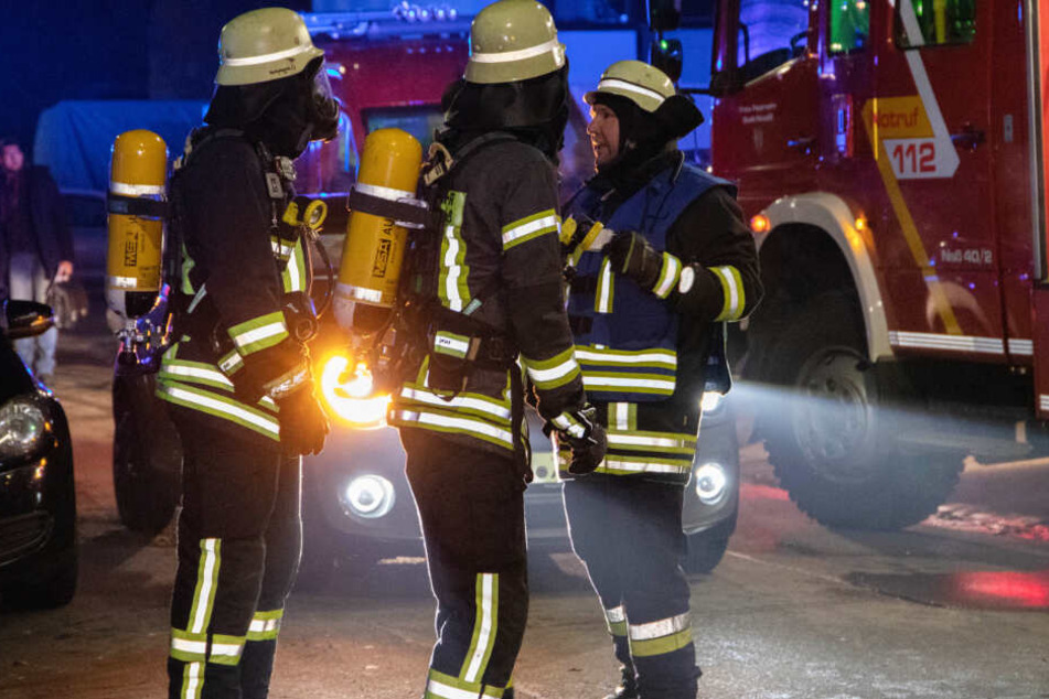 Die Einsatzkräfte konnten eine schwer verletzte Frau aus einer Wohnung retten.