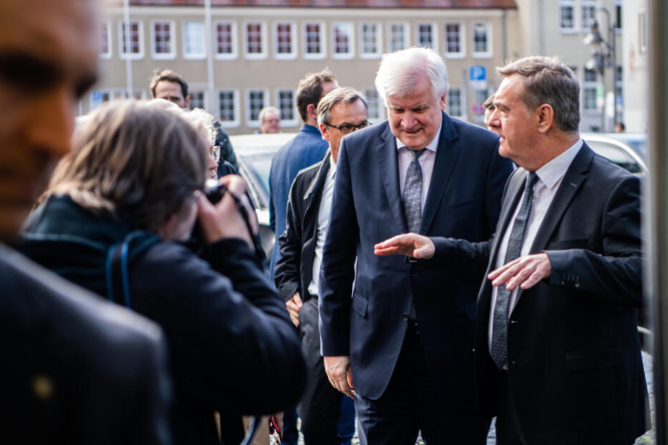 Horst Seehofer (2.v.r., CSU), Bundesinnenminister, spricht mit Claus Kaminsky (SPD, r), Oberbürgermeister von Hanau, vor dem Congress Park Hanau.