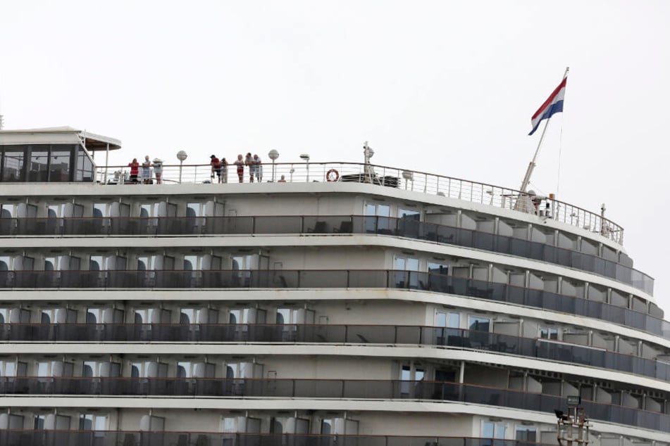 Passagiere stehen auf dem Oberdeck der Westerdam.