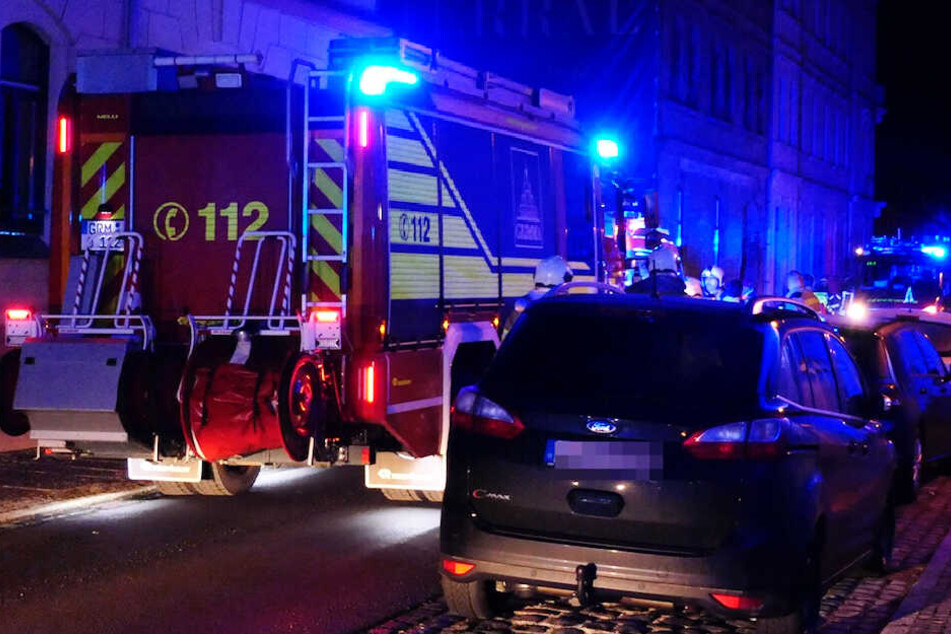 Mitten in der Nacht rückte die Feuerwehr in die Schulstraße aus.