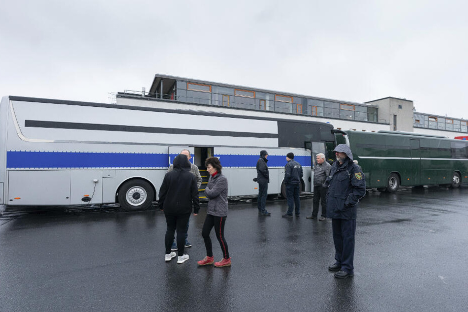 Beinfreiheit wie in der Business-Klasse: In solchen weiß-blauen Justizbussen werden Häftlinge quer durch Deutschland verschickt.