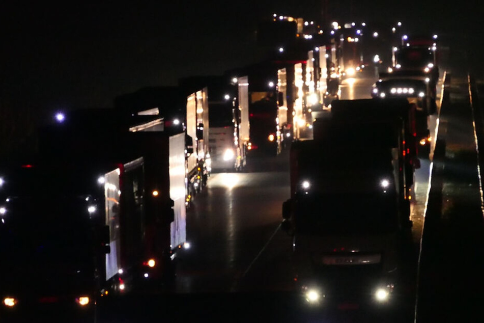 Die Autobahn musste wegen der Bergungsarbeiten gesperrt werden. Es bildete sich Stau.