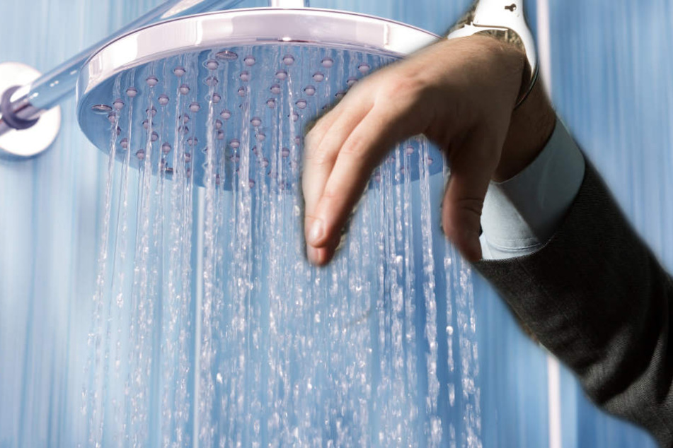 Mit Kabelbindern wurde der wehrlose Mann gefesselt und schließlich an seine Dusche gekettet (Symbolbild).